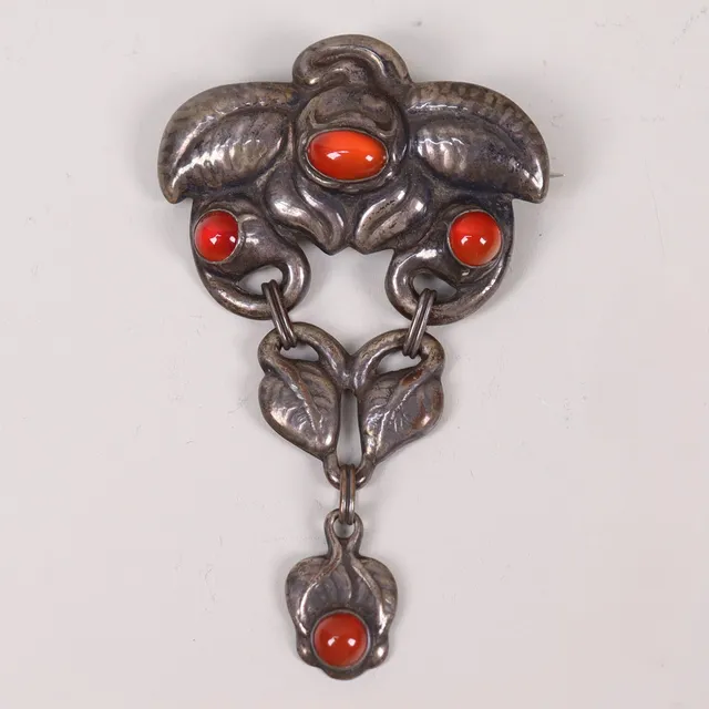 BERNHARD HERTZ, Danmark, brosch, silver med cabochonslipade karneoler, Jugend, tidigt 1900-tal.