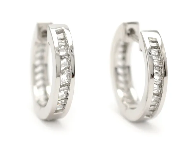 ÖRHÄNGEN, 14K vitguld, 21 baguetteslipade diamanter ca 0,15 ctv, ca TCR/SI-P, vikt 4 g, huggies, svaga fattningar.