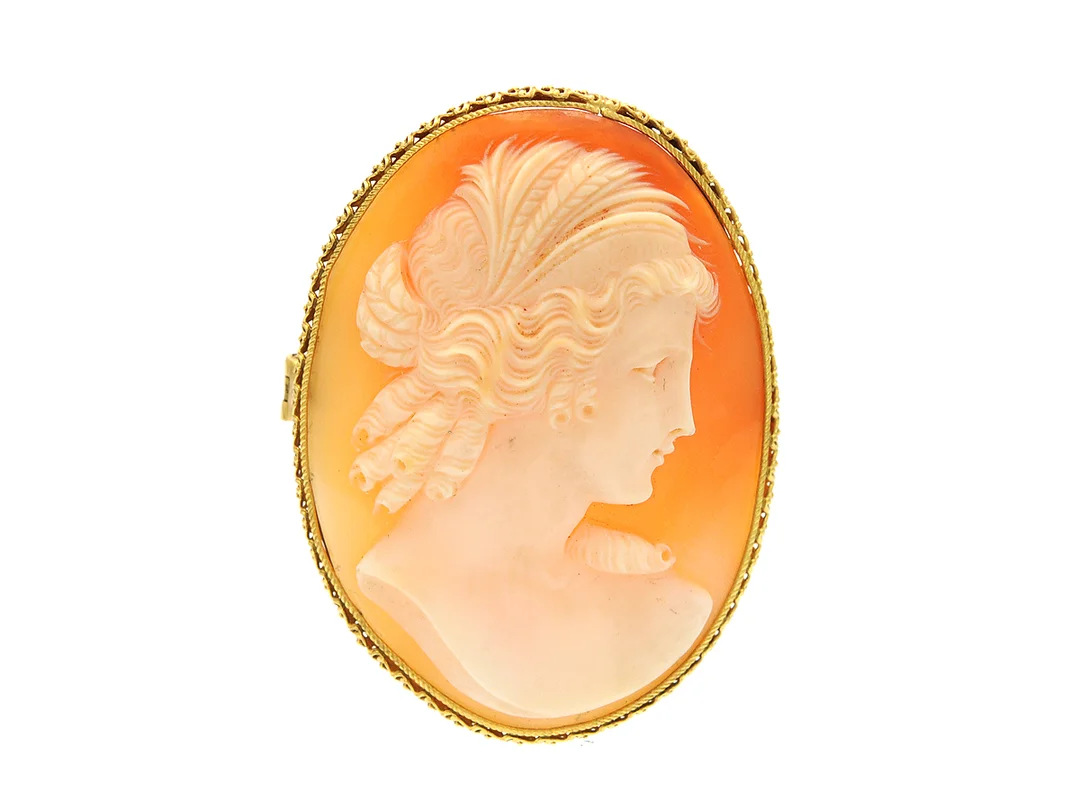 BROSCH, 18K guld, snäckskalscamé, 5x3,5 cm. — Smycken/Brosch — Kaplans