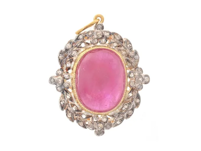 HÄNGE, 14K guld/sterlingsilver, rosenslipade diamanter, glasfylld rubin, höjd 33 mm, vikt 6,0 g.