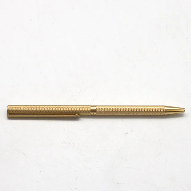 S.T. DUPONT. VERGOLDETEN S.T. DUPONT CLASSIQUE MIT GERSTENKORN-MUSTER.