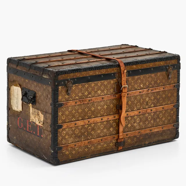 LOUIS VUITTON. Koffert, 1920/30-tal, monogrammönster, stämpelmärkt på beslag, invändigt etikettmärkt "1. Rue Scribe Paris Louis Vuitton 149. New Bond St. London", samt stämpelmärkt med serienummer "144077".