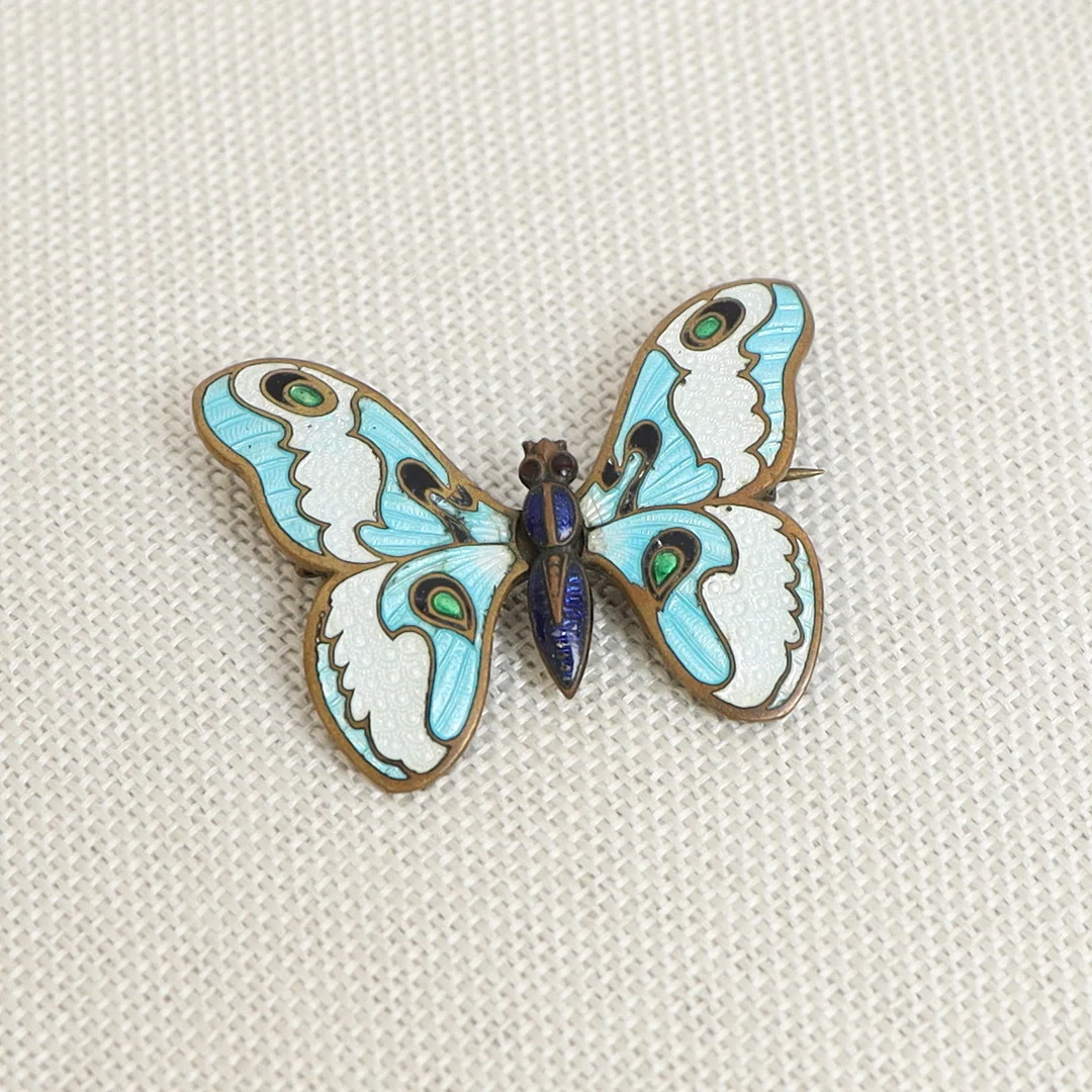 BROSCH, föreställande fjäril, emaljerad mässing. — Brooches & Pendants — Falun Auktionsbyrå