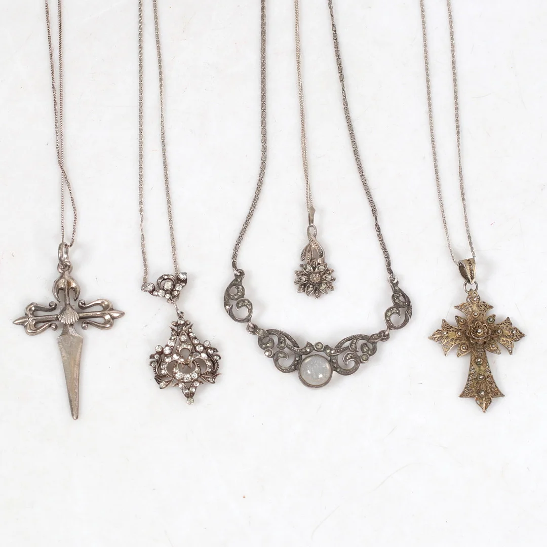 COLLIER, 5 st. silver, bl.a. med månsten och markasiter. 1900-tal. — Necklace — Stadsauktion Sundsvall
