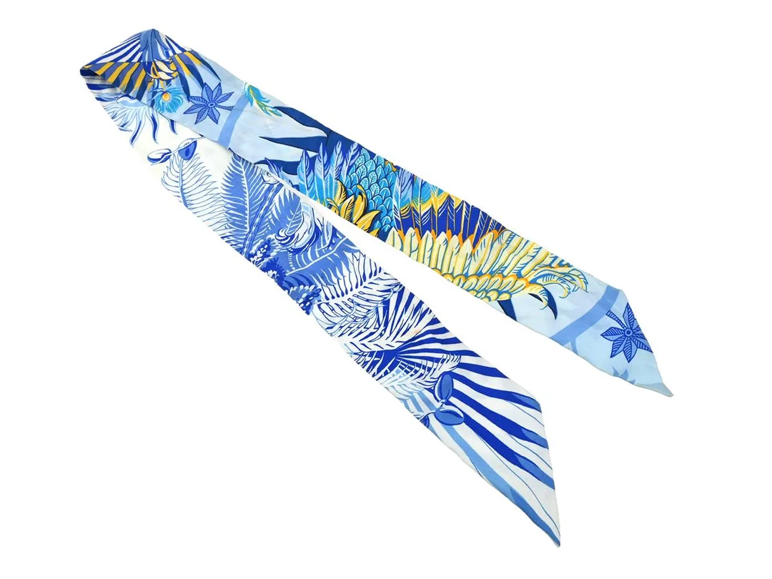 SCARF, HERMÈS, Twilly, 100 % siden, 85x5 cm, vit, blå, gul, fläckar. — Accessoarer/Scarves — Kaplans