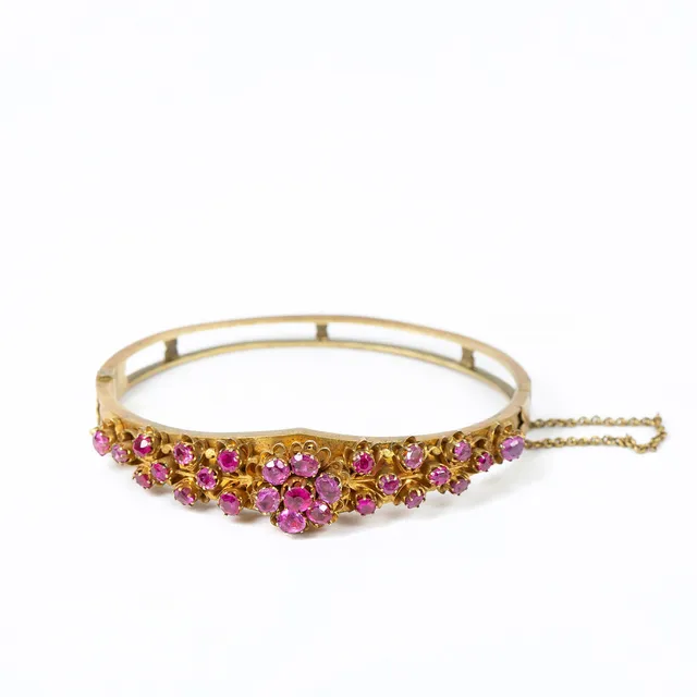 ARMRING, förgylld metall med rosa stenar, 1800-talets andra hälft.