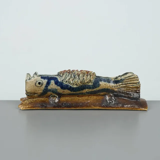 STEN LYKKE MADSEN. Keramik skulptur, forntida fisk. Signerad Sten 1997. Royal Copenhagen, Danmark.