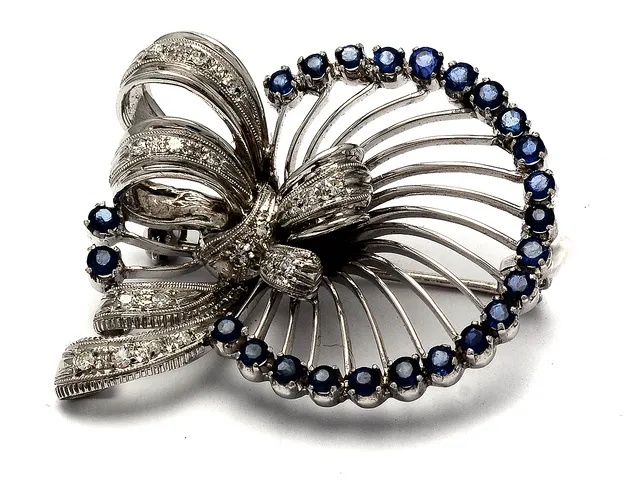 Brosch / hänge 18K vitguld 12,6g, med blå stenar och diamanter 19xca0,01ct ( 2 skadade)