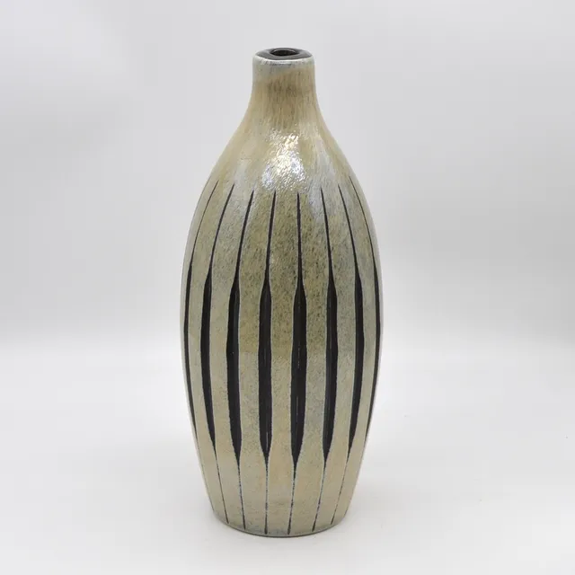 GROSSE DESIGNERVASE AUS STUDIOGLAS, SEITLICHE EINKERBUNGEN, MARMORIERT, UM 1970ER JAHRE, HÖHE: CA. 34 CM.