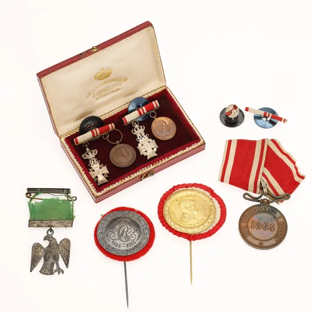 Christian IX / Christian X Miniatureorden og miniature medaljer, div. medaljer m.m. (8).