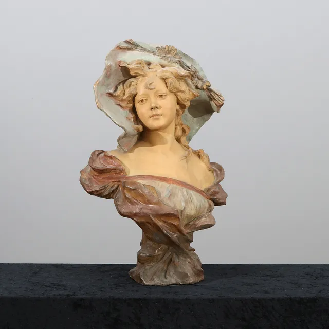 SKULPTUR. Bemålad keramik. Kvinnobyst. Art Noveau, tidigt 1900-tal.