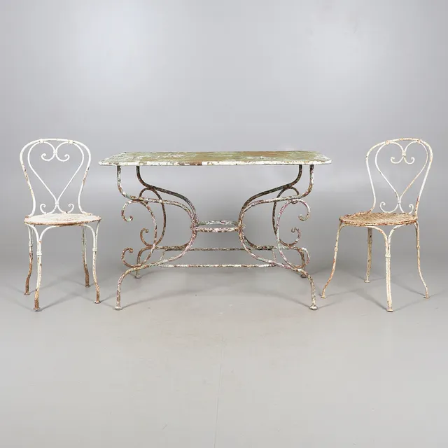 A FRENCH PAINTED WROUGHT IRON GARDEN TABLE AND CHAIRS.