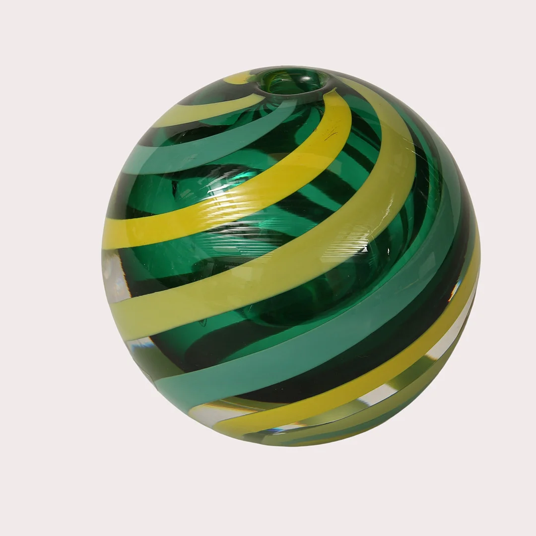 ERIKA LAGERBIELKE. Klotvas, glas underfång med dekor av ränder, "Occidentis", limiterad upplaga nr 130/499, signerad Orrefors, 2004. — Art glass — Limhamns Auktionsbyrå