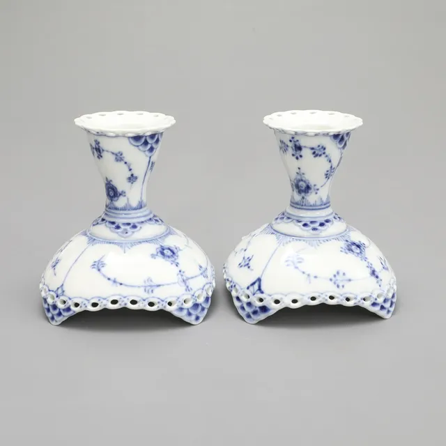 LJUSSTAKAR, ett par, " Musselmalet ", helblond, Royal Copenhagen, nr 1138.