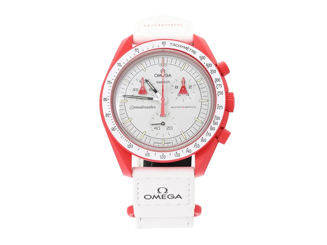 SWATCH/OMEGA, MoonSwatch, Mission to Mars, Ref nr. SO33R100, kronograf, herrur, 42 mm, bioceramic, quartz, plexiglas, Velcro-band, cert, juli 2023, box, ytterkartong. — Klockor/Swatch — Kaplans