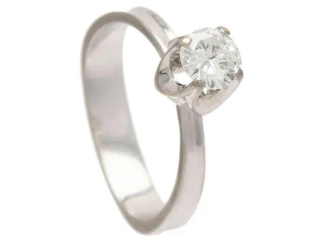 ENSTENSRING, 18K vitguld, briljantslipad diamant enligt gravyr 0,51 ct ca TW/VS, skada vid rondisten, stl 16,75 mm, vikt 4,3 g.