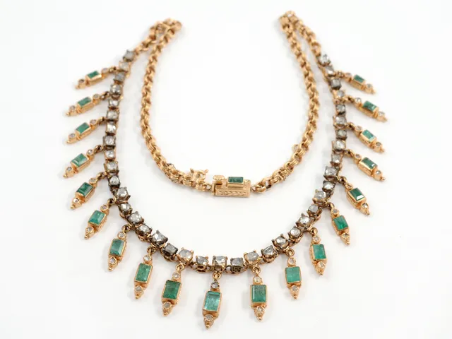 COLLIER, 18K guld, smaragder och rosenslipade diamanter, nagg, en smaragd skadad, vikt 38,4 g, längd 43 cm.