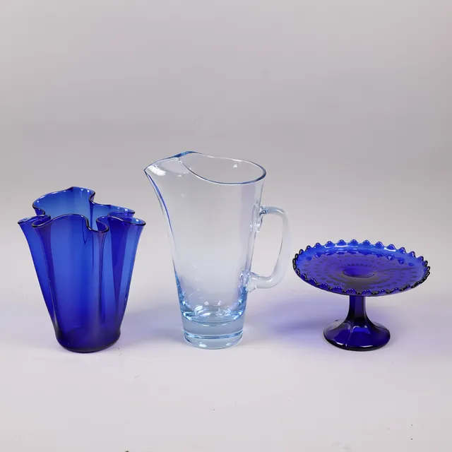 GLAS, veckvas, kanna och kakfat på fot, blått glas, 3 delar.
