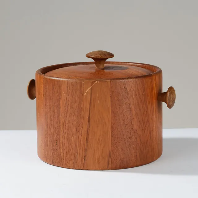 DIGSMED. TILSKREVET. Isspand af teak og plastik, 1900-tallets anden halvdel.