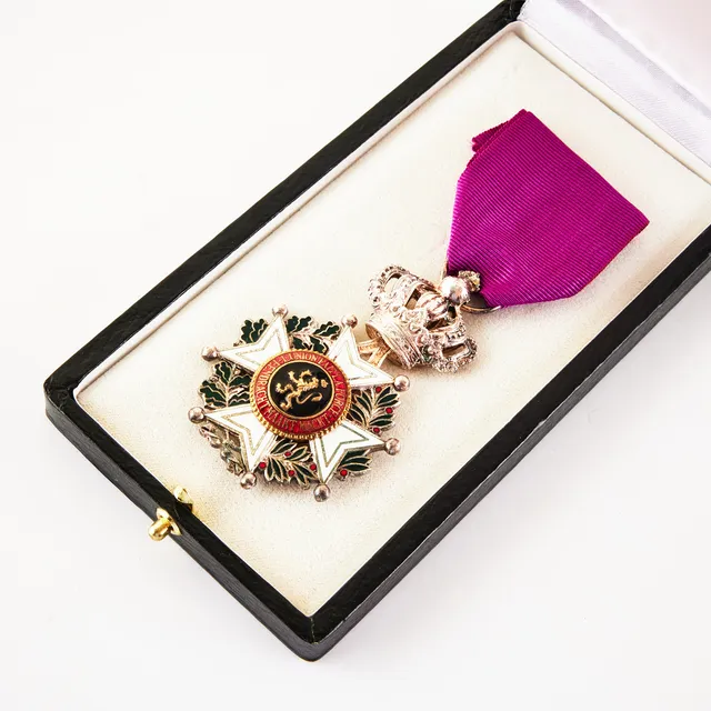 KRONORDEN och LEOPOLDSORDEN, Belgien, riddartecken, samt 5 st miniatyrer, bl.a. Vasaorden.