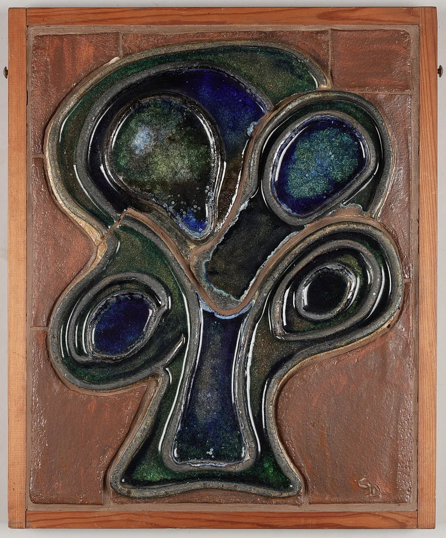 Connie Davids: Vægrelief af delvist glaseret stentøj med motiv af træ, massiv fyrretræsramme, signeret af antageligt dansk formgiver, 1950/60'erne. — Other — Palsgaard Kunstauktioner