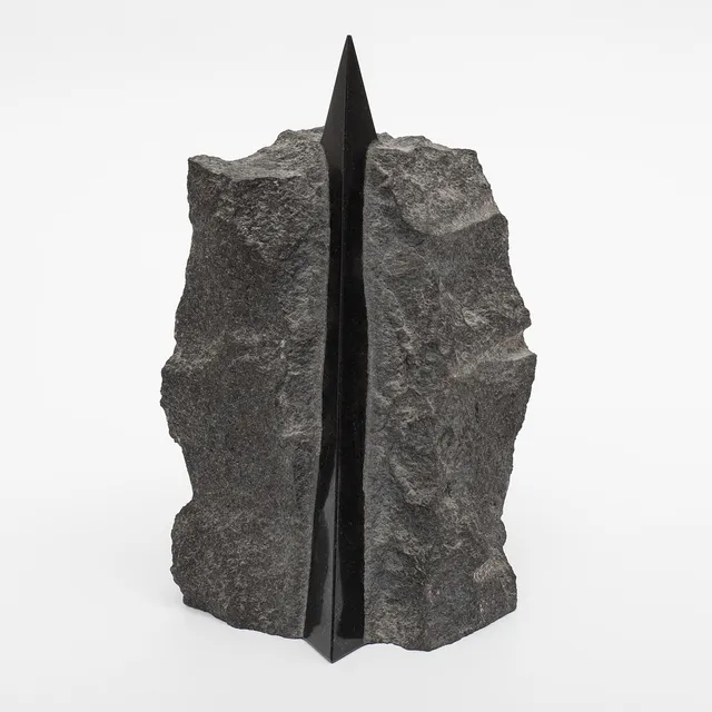TAKASHI NARAHA (1930-2019). Skulptur i delvis polerad diabas. I botten signerad och märkt 88-S-16.