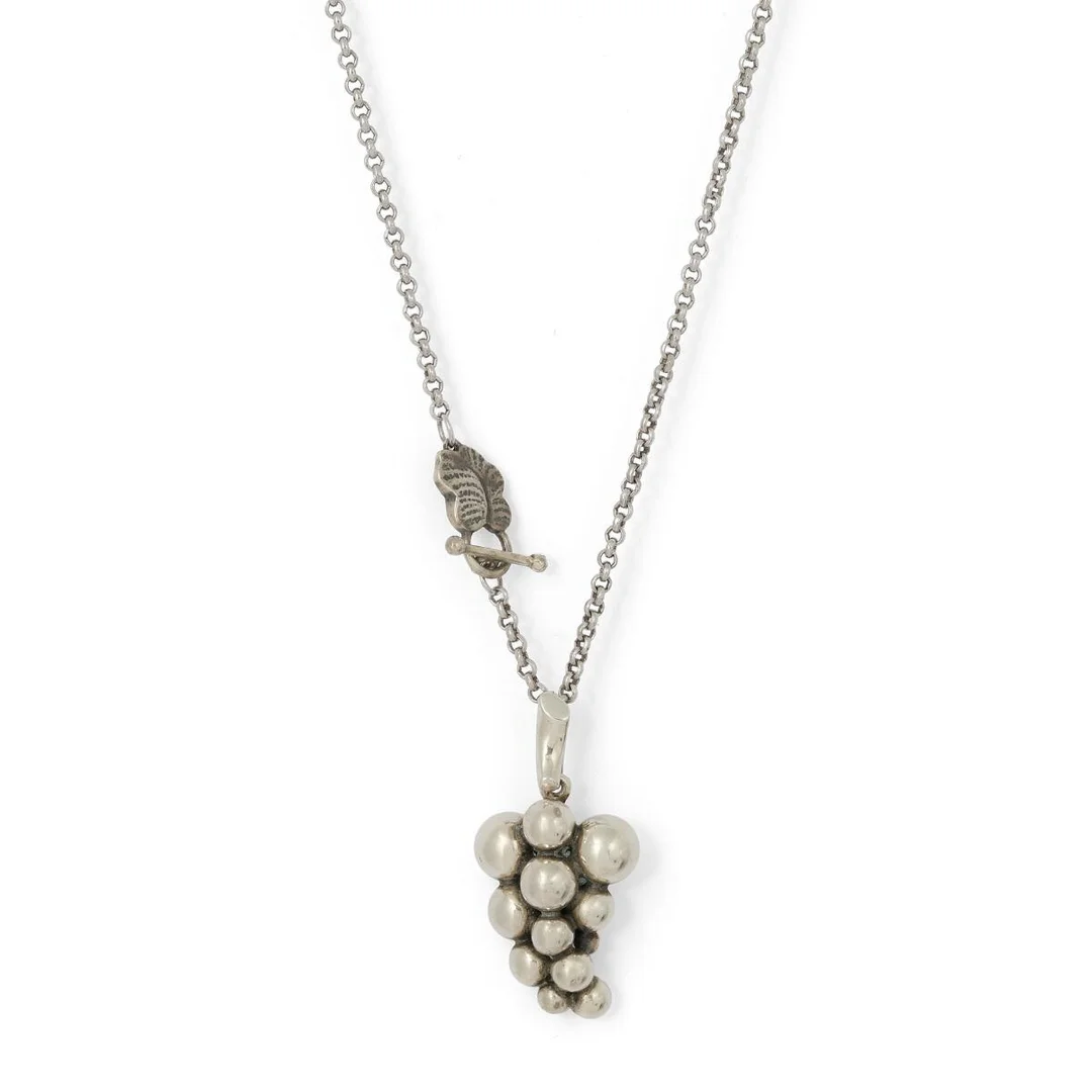 A “Moonlight Grapes” necklace and pendant of sterling silver. Weight in total app. 10 g. Pendant incl. eye-let L. 3.2 cm. L. 44 cm. (2) — Jewellery/Necklaces & pendants — Bruun Rasmussen