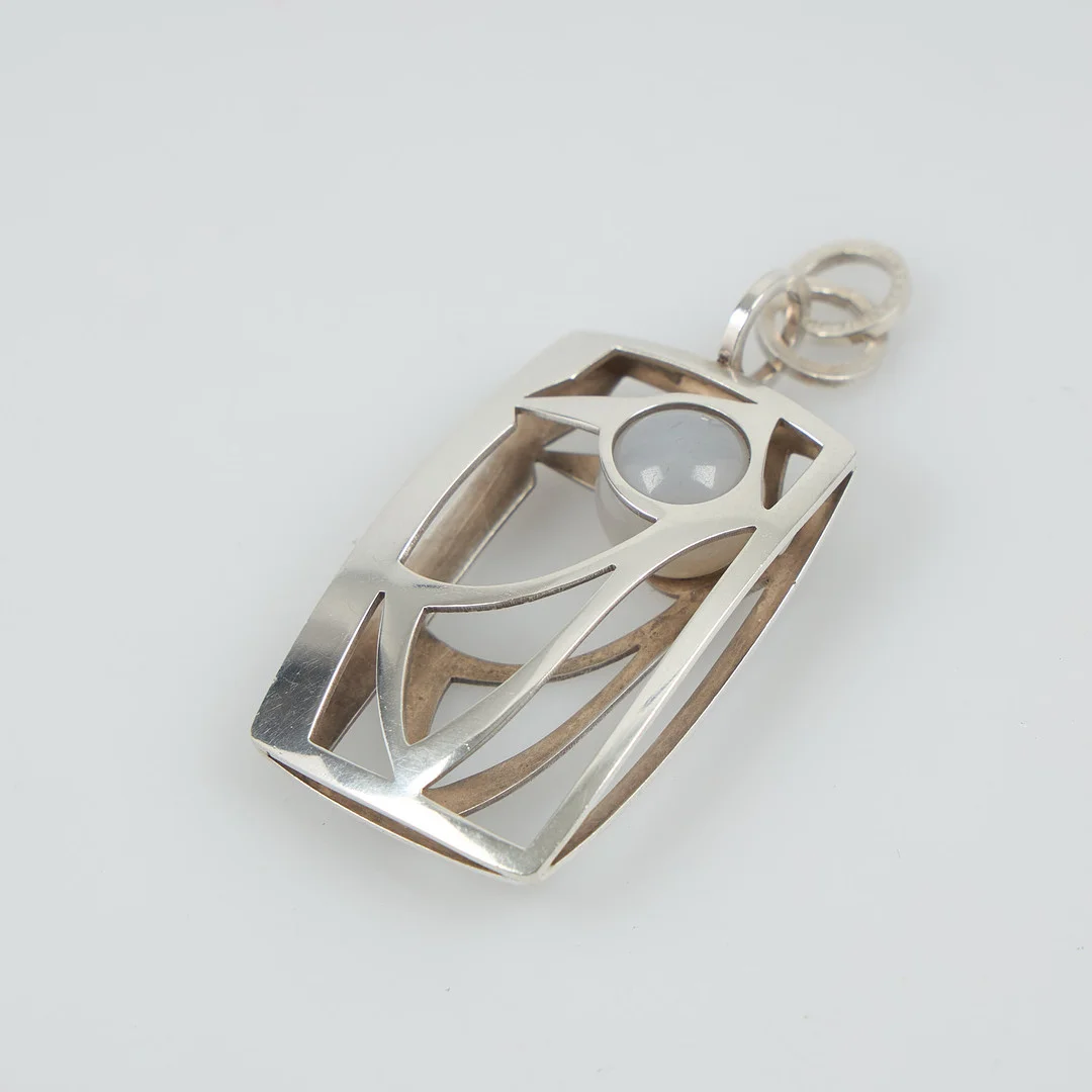 ELIS KAUPPI, Hänge, 813 silver, kalcedon, Kupittaan Kulta, Åbo 1966. — Brooches & Pendants — Stockholms Auktionsverk Helsinki
