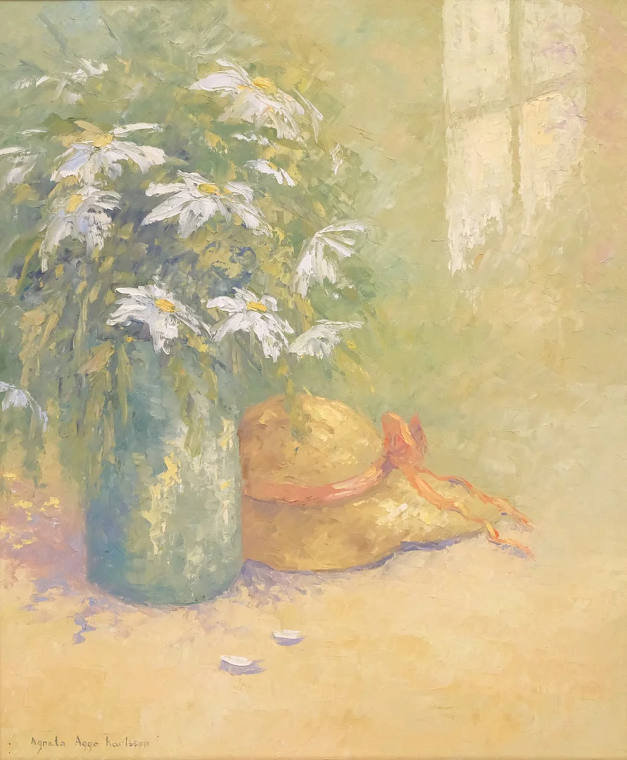 AGNETA AGGE KARLSSON. STILLEBEN MED HATT, OLJA PÅ DUK. — Paintings — Björnssons Auktionskammare