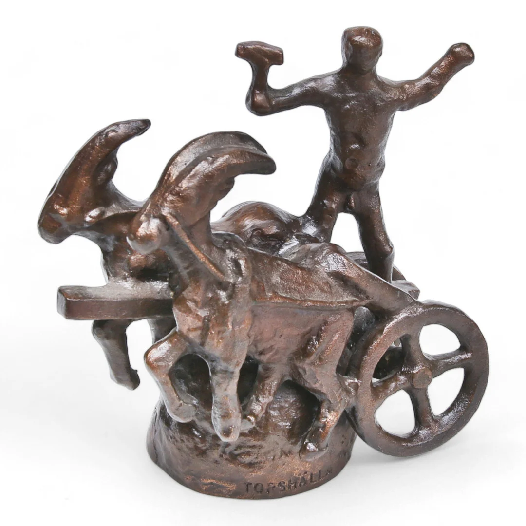 ALLAN EBELING, (1897-1975), skulptur, järn med kopparyta, motiv: åskguden Tor i sin vagn, dragen av bockar. Monogramsignerad A E 67 Torshälla. — Sculptures & Bronzes — Limhamns Auktionsbyrå