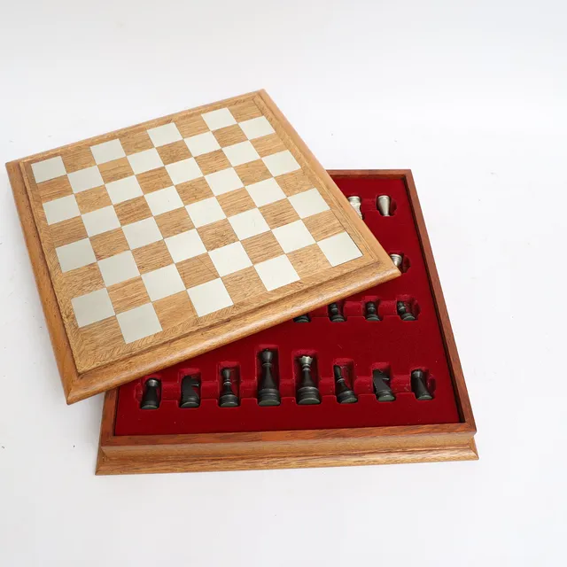 SCHACKSPEL, 1900-tal, bräde i betsat trä, pjäser av metall.