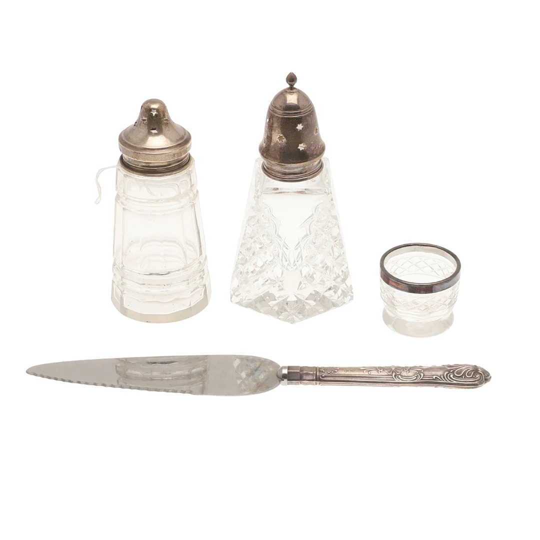A MIXED LOT OF SILVER ITEMS. — Silver — Lawrences Auctioneers