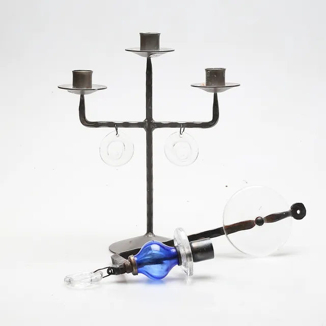 VÄGGLJUSSTAKE samt LJUSSTAKE, smide och glas, Erik Höglund.