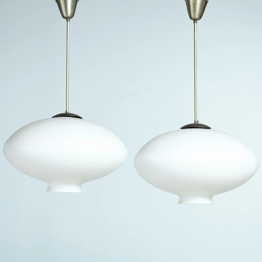TAKLAMPOR, 1 par, funkis, 1940/1950-tal, kupa i frostat opalglas, stomme i vitmetall. — Ceiling lights — Stockholms Auktionsverk Sickla