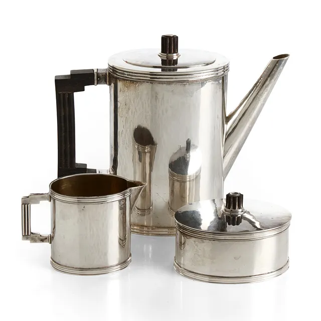 KARL ANDERSSON (Sverige, 1865-1938): moccaservis, 3 delar, 1930, sockerskål, gräddkanna, kaffekanna, handtag i svärtat trä, silver.