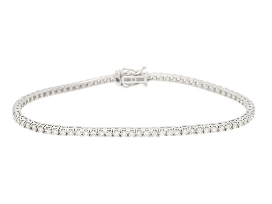 TENNISARMBAND, 18K vitguld, 82 briljantslipade diamanter ca 1,57 ctv, ca TW-TCa/VVS-VS, längd 17,5 mm, vikt 8,3 g. — Smycken/Armband — Kaplans