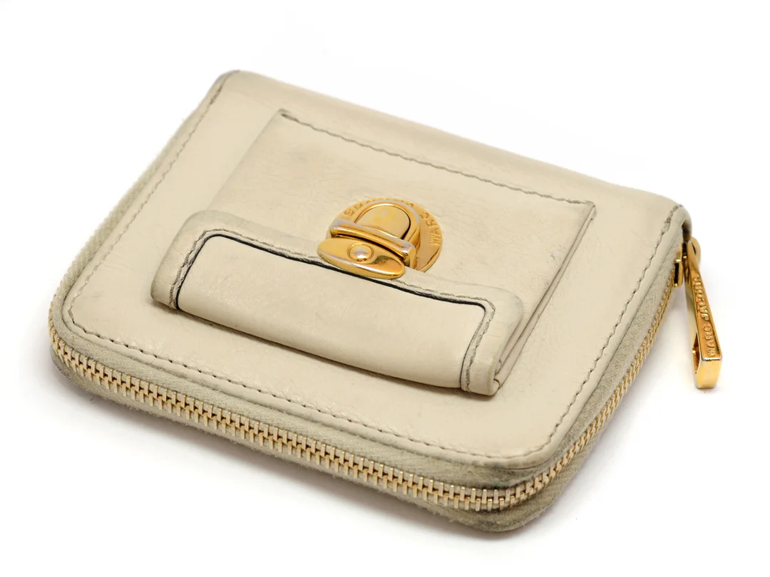 PLÅNBOK, MARC JACOBS ljusbeige läder 11x9 cm påse lite solkig — Accessoarer/Plånböcker — Kaplans