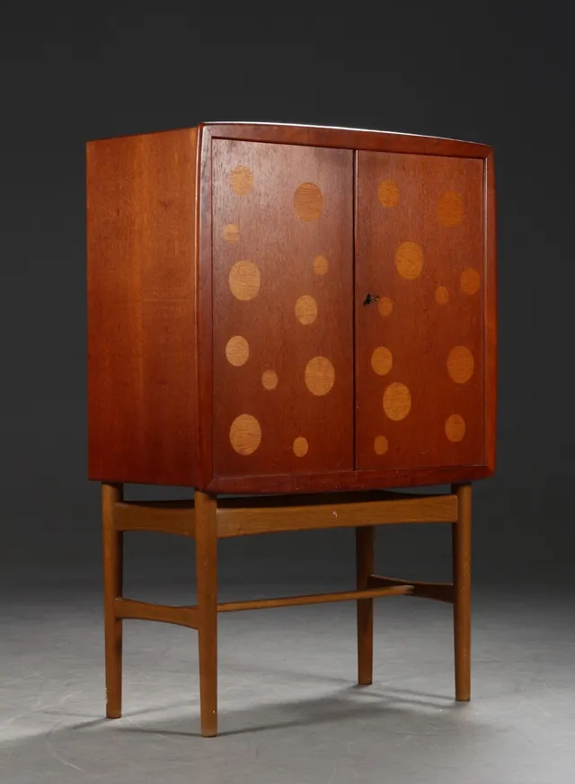 Kurt Østervig for K.P. Møbler. Cabinet/bar cabinet (cellaret), teak/oak