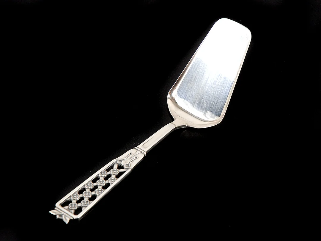 TÅRTSPADE, silver, modell prinsess, längd 207 mm, vikt 50,2 g, Thore Eld för GAB 1993. — Silver/Matsilver — Kaplans