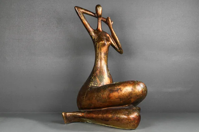 Kvindefigur af bruneret kunststen