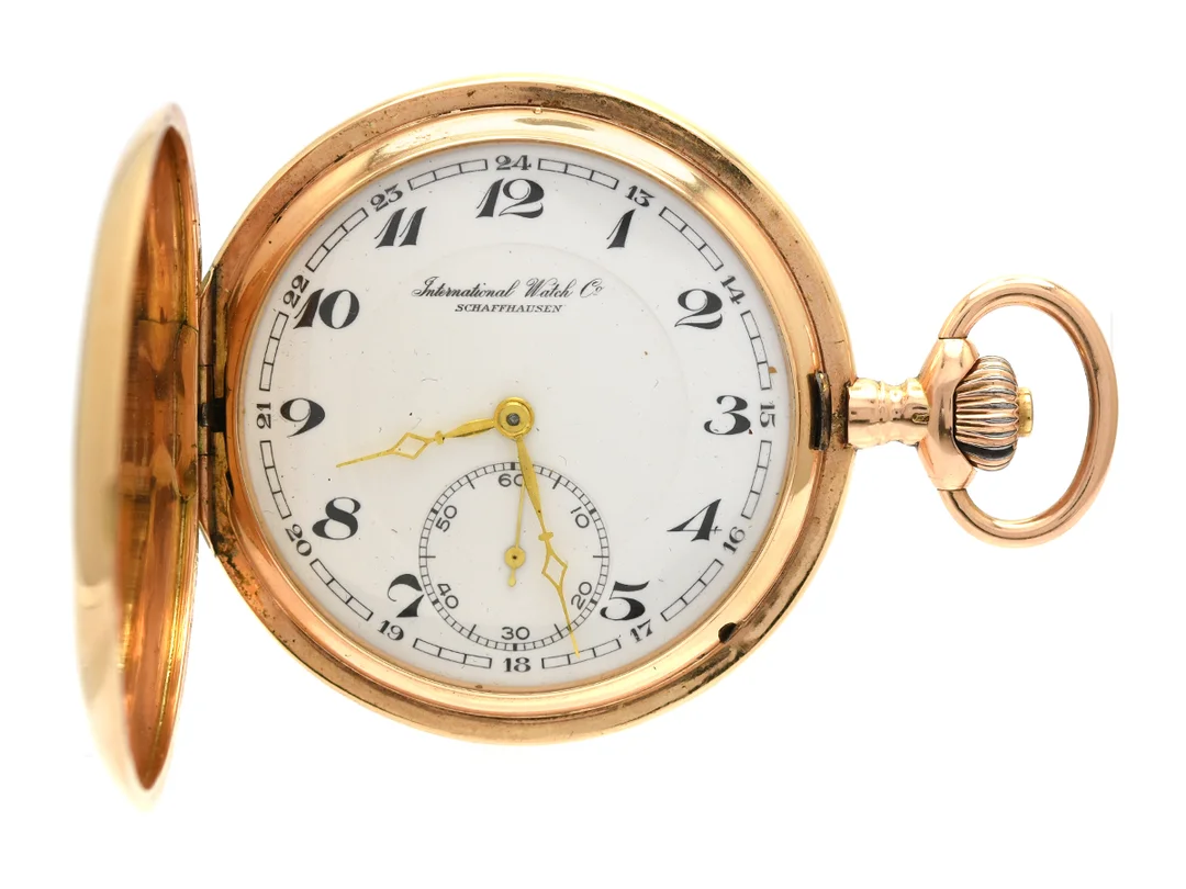 INTERNATIONAL WATCH CO, Schaffhausen, fickur, 52 mm, savonett, Cal 53 (H6 1/2), Serie nr. 369084, Boett nr. 401516, 14K guld, ankargång, skadad urtavla, innerlock i 14K guld, gravyr, bucklor, ca 1906. — Klockor/IWC — Kaplans