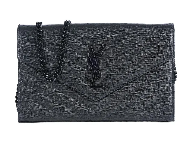 SAINT LAURENT, VÄSKA, Envelope Wallet On Chain, grain de poudre svart kalvskinn, svartfärgade beslag, 22x14x1,5 cm, cert, dustbag, repor på beslag. Very Good Condition.