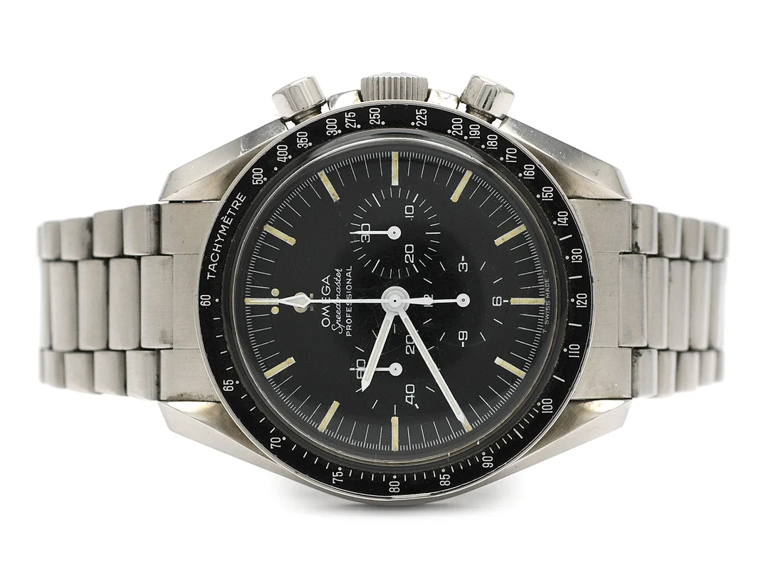 OMEGA, Speedmaster Professional (T Swiss Made T), "Tachymètre", Cal 321, Serie nr. 26077558, Ref nr. ST 145.012, Boett nr. 145.0012, kronograf, herrur, 42 mm, stål, manuell, plexiglas, skadad urtavla, OBS: utbytt bakboett, originallänk, viklås, Ref nr. 1171/1/633, ca 1967. — Klockor/Omega — Kaplans
