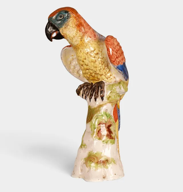 Loro en cerámica esmaltada según modelos de Meissen, de mediados del siglo XX.