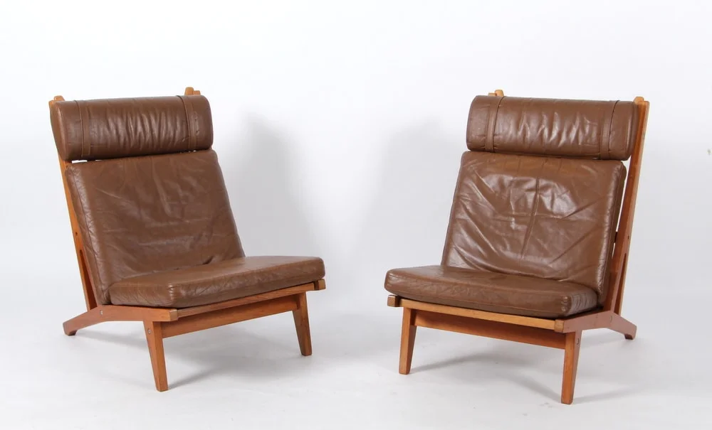 Hans J. Wegner. A pair of lounge chairs, Model GE375, oak and leather (2) — Furniture/Lounge chairs — Lauritz