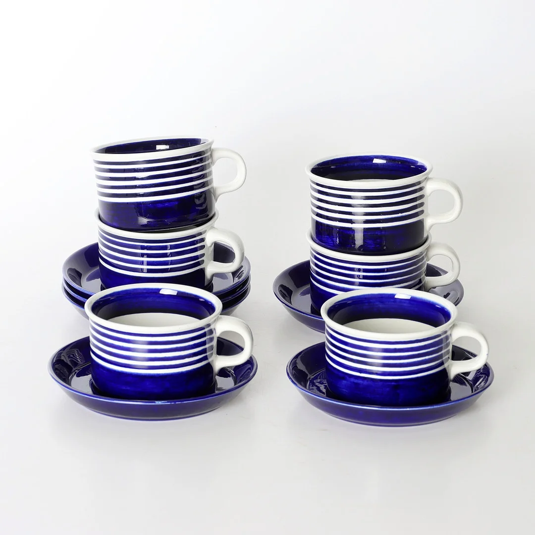 KARIN BJÖRQUIST. 1927-2018. Tekoppar med fat, 6 st, "Kobolt", Gustafsberg, 1960/70-tal. — European — Auktionsverket Engelholm
