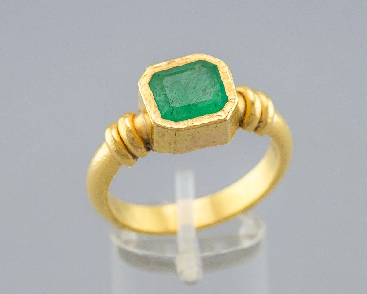 ARMIN HAASE. Smaragd Ring in 21.6 Karat Gold, 1989. — Rings — Colombos