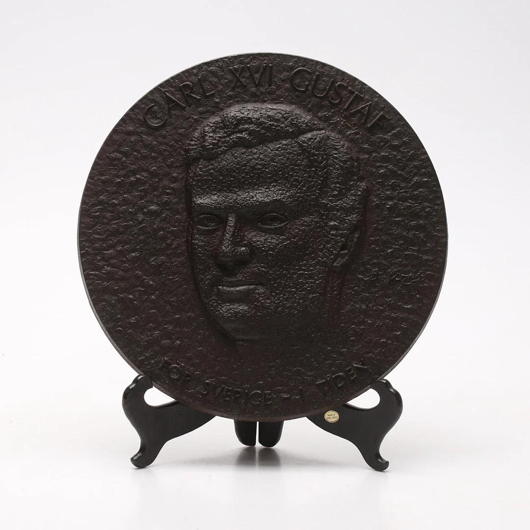 RUNE KARLZON. Porträttmedaljong, gjutjärn, Carl XVI Gustaf. — Other metals — Gomér & Andersson Linköping