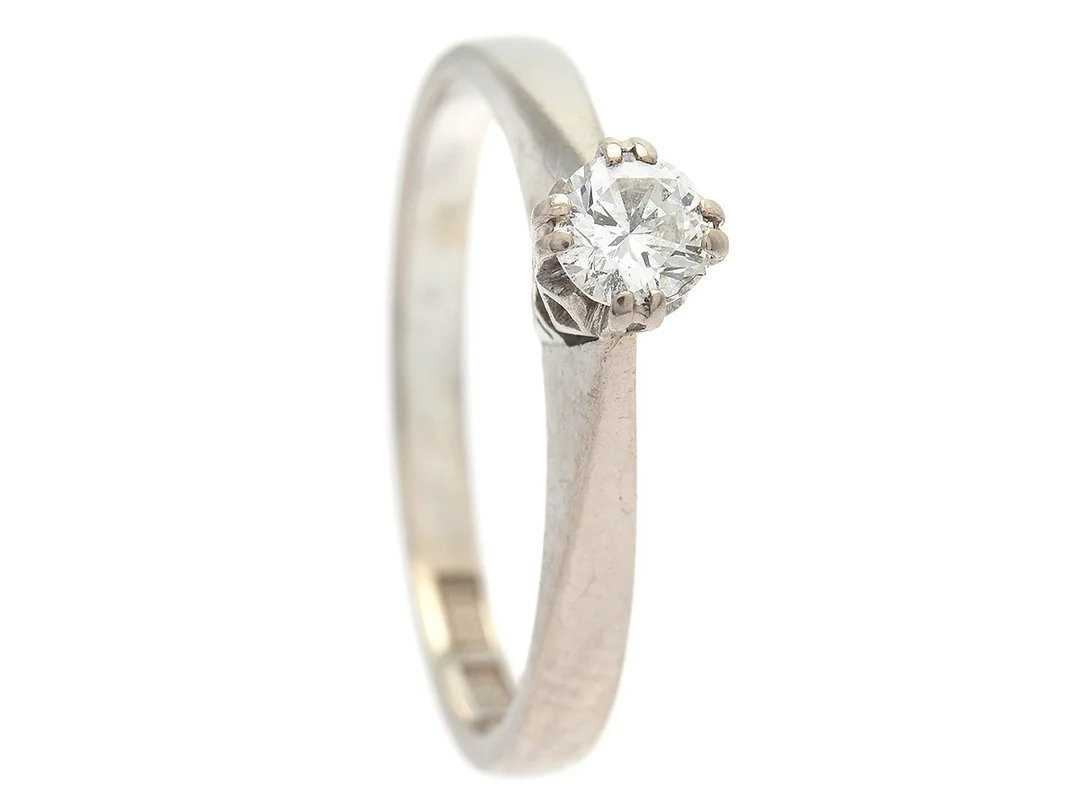 ENSTENSRING, 18K vitguld, 1 briljantslipad diamant 0,22 ct, enligt gravyr, ca W(H)/VS, Göteborg, 1979, stl 16,25 mm, vikt 2,9g. — Smycken/Enstensring — Kaplans