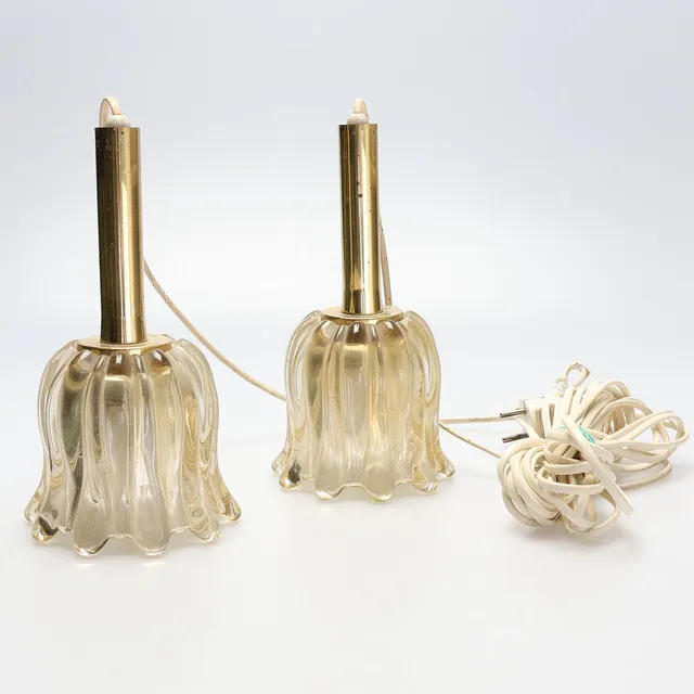 FÖNSTERLAMPOR. Ett par, glas och mässing, 1900-tal.